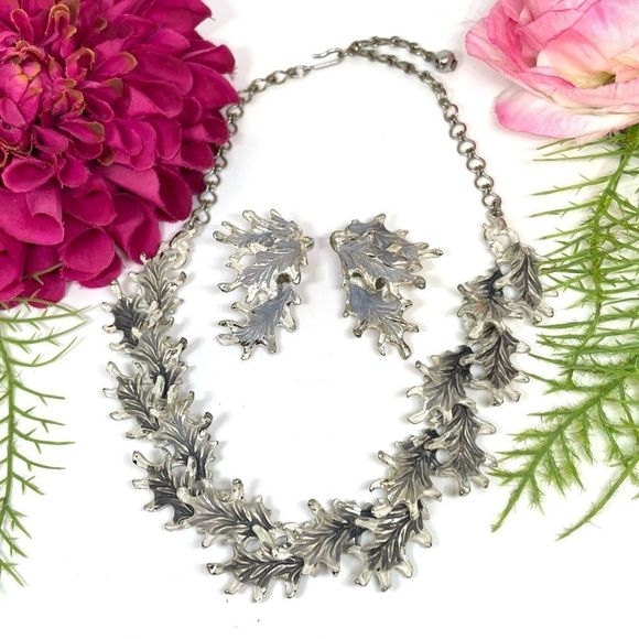 VINTAGE⚜️RETRO Autumn Leaves Clustered Necklace & Clip Earrings Set - Picture 1 of 11